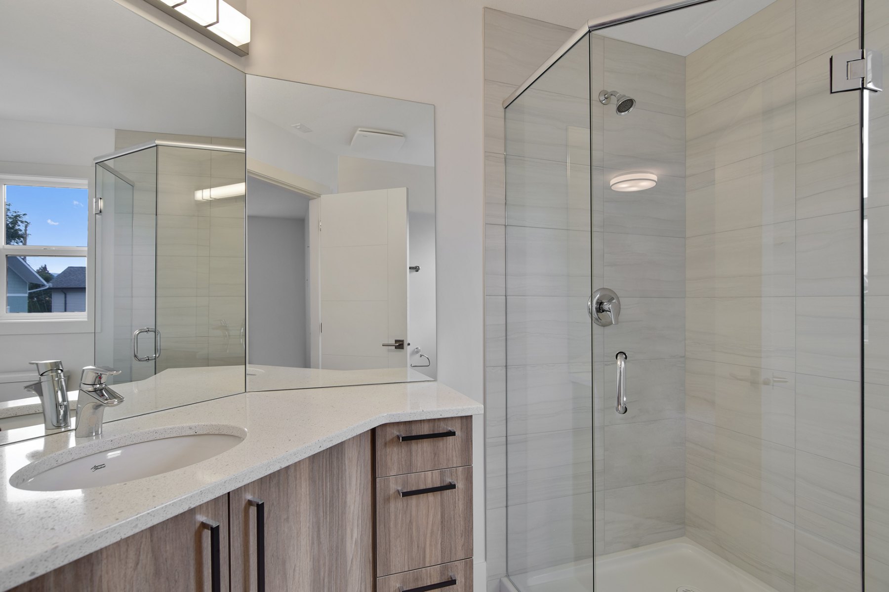 1_harmony_homes_cadder_avenue_infill_project_bath_room_gallery_image_17