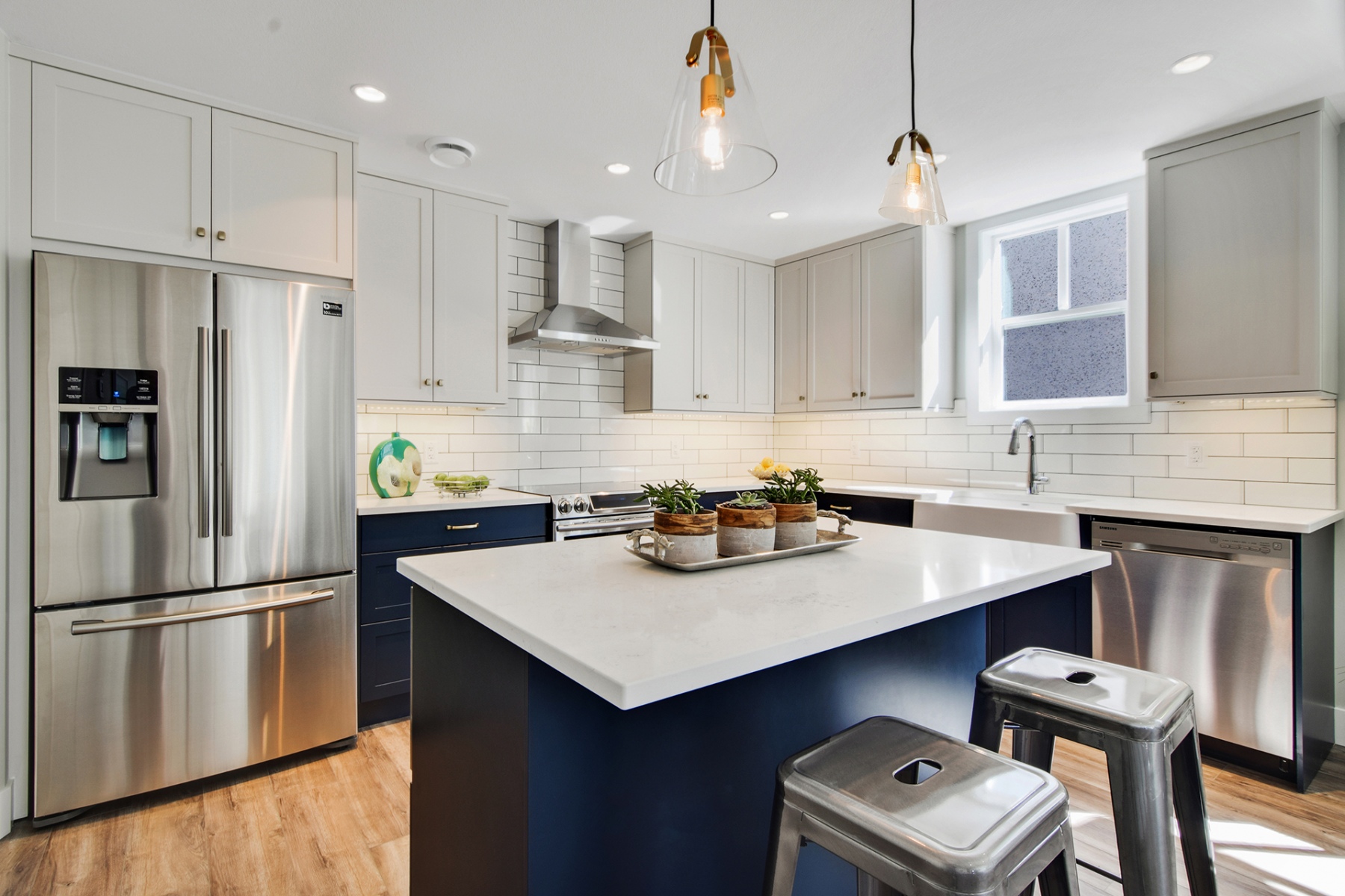 1_harmony_homes_glenwood_infill_project_kitchen_table_gallery_image_11