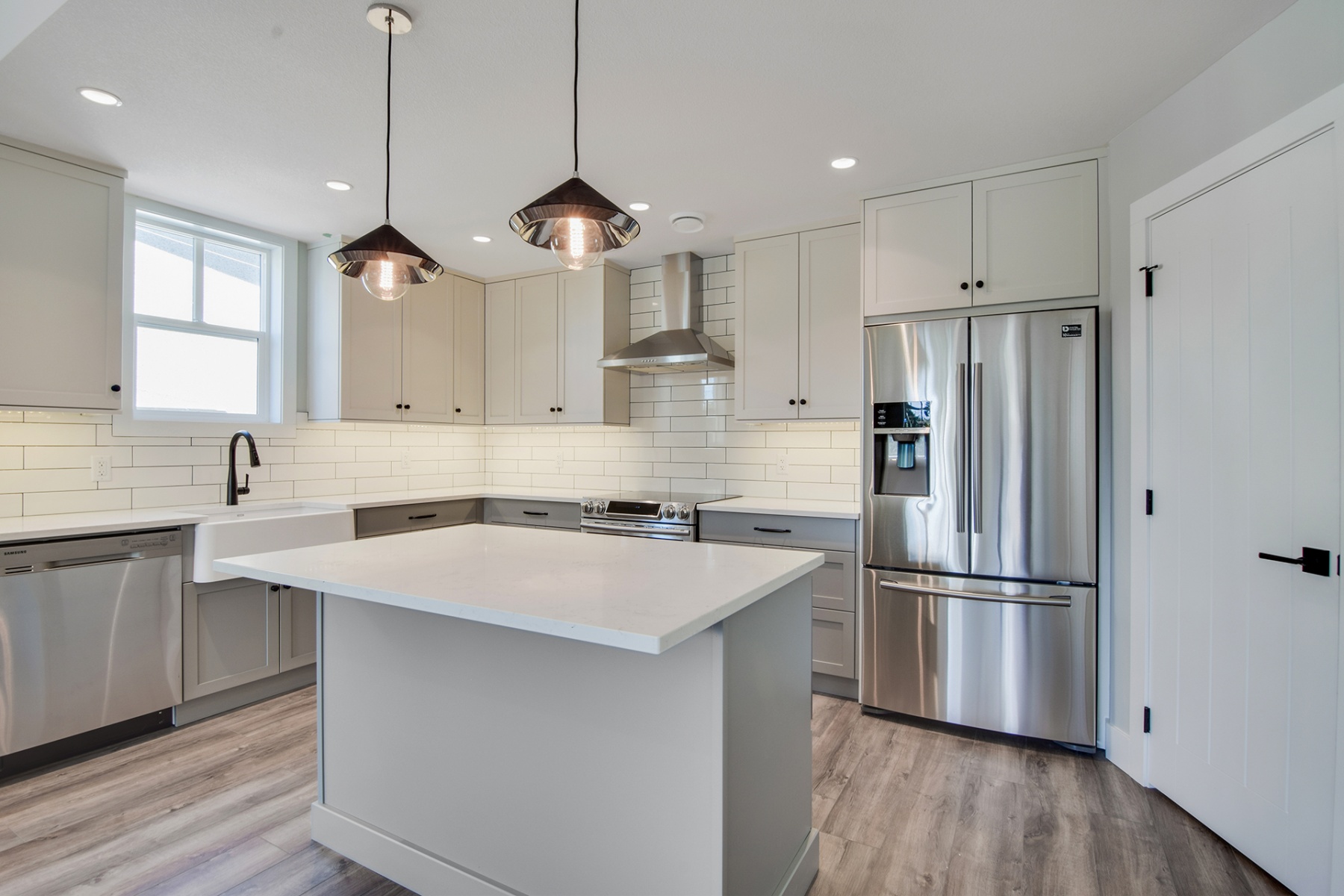 1_harmony_homes_glenwood_infill_project_kitchen_white_gallery_image_22