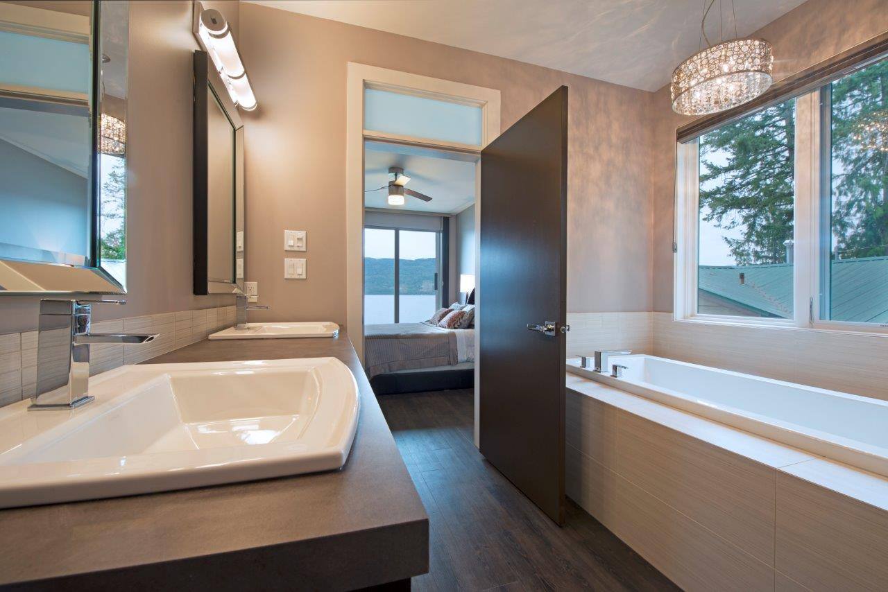 harmony_homes_squilax_anglemont_road_residence_bath_room_gallery_image_12