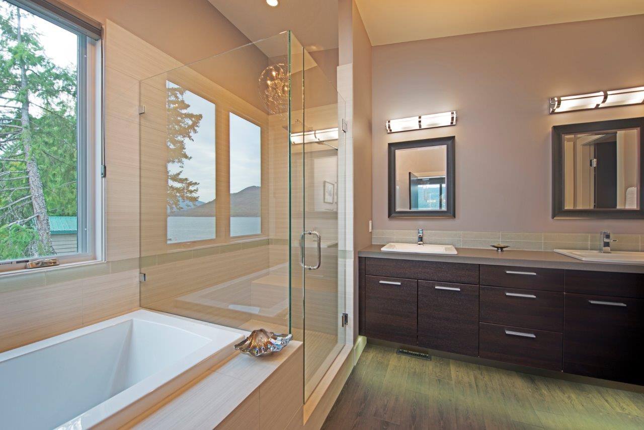 harmony_homes_squilax_anglemont_road_residence_bath_room_gallery_image_16