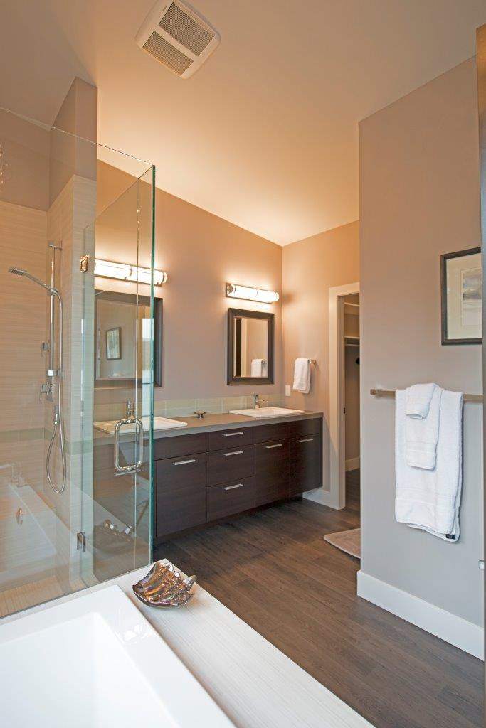 harmony_homes_squilax_anglemont_road_residence_brown_bath_room_gallery_image_17